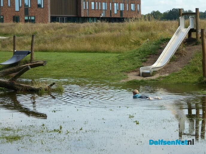Zwemmen aan de Bruinleeuwstraat
