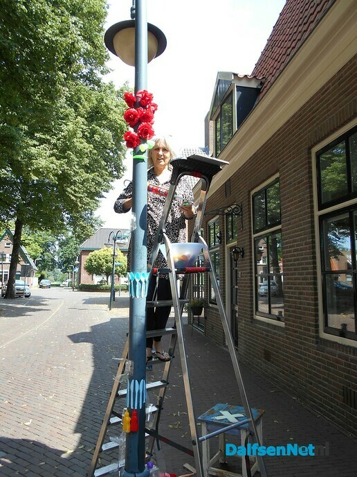 Kunst aanbrengen op lantaarnpalen in het centrum is begonnen
