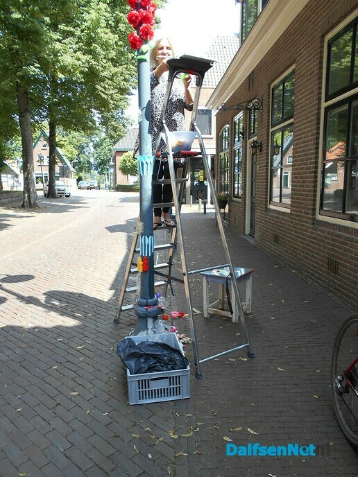Kunst aanbrengen op lantaarnpalen in het centrum is begonnen