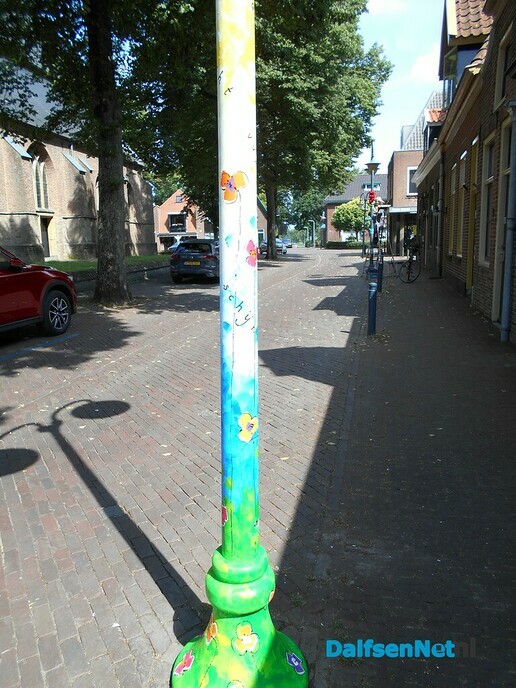 Kunst aanbrengen op lantaarnpalen in het centrum is begonnen
