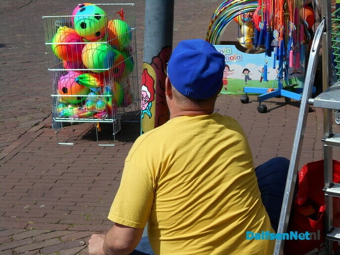 Kunst aanbrengen op lantaarnpalen in het centrum is begonnen