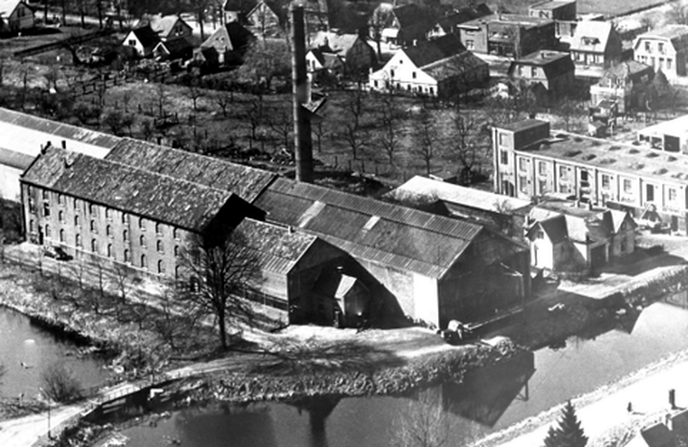 De oude fabriek en Dorpsstraat - Foto: Ingezonden foto