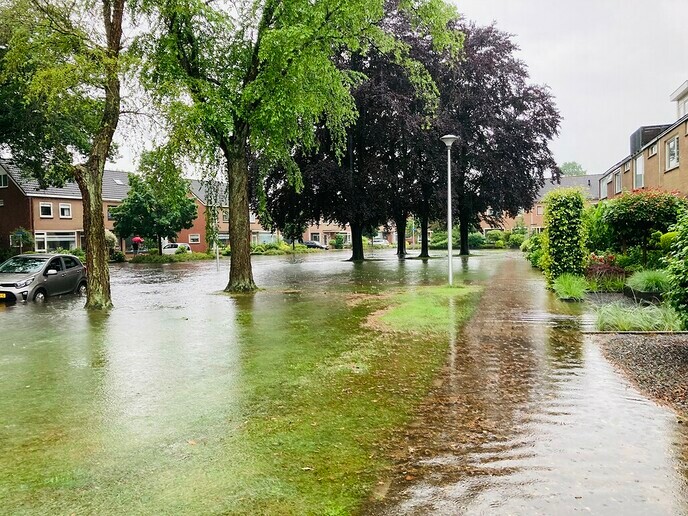 Dalfsen getroffen door wolkbreuk, wateroverlast in straten en huizen