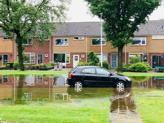 Dalfsen getroffen door wolkbreuk, wateroverlast in straten en huizen