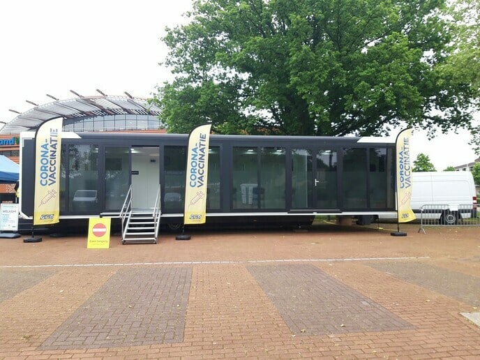 Laatste prikken in mobiele vaccinatie-unit Raalte - Foto: Ingezonden foto