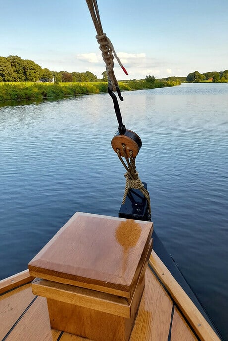 Varen met de Vechtzomp, nu met de zeilen erop - Foto: Ingezonden foto