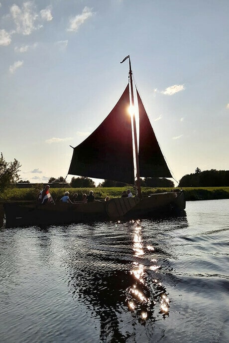 Varen met de Vechtzomp, nu met de zeilen erop - Foto: Ingezonden foto