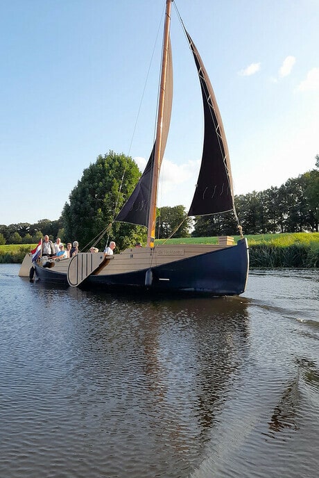 Varen met de Vechtzomp, nu met de zeilen erop - Foto: Ingezonden foto