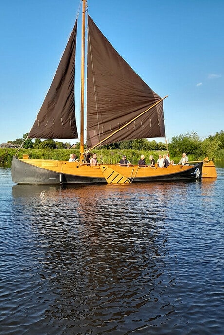Varen met de Vechtzomp, nu met de zeilen erop - Foto: Ingezonden foto