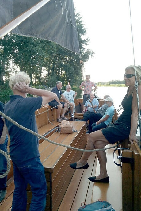 Varen met de Vechtzomp, nu met de zeilen erop - Foto: Ingezonden foto