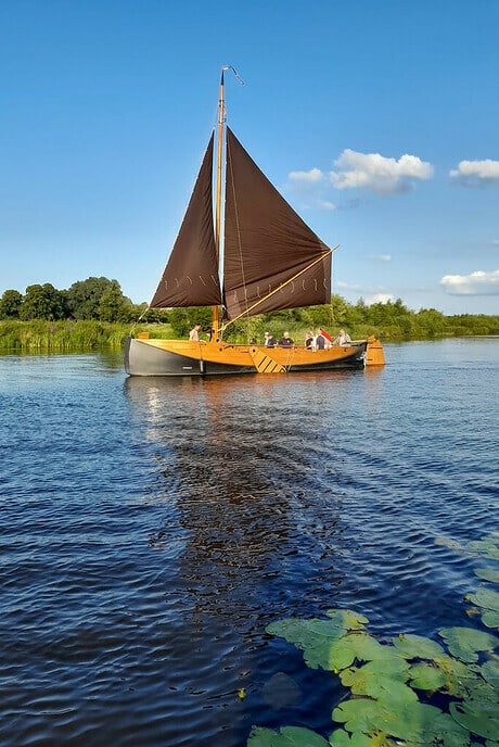 Varen met de Vechtzomp, nu met de zeilen erop - Foto: Ingezonden foto