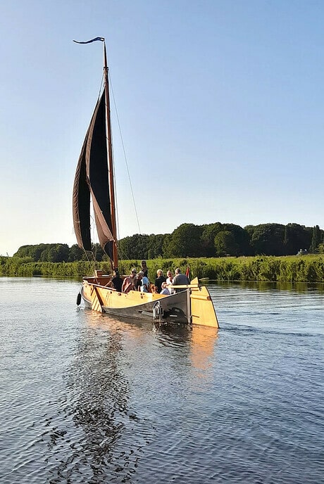 Varen met de Vechtzomp, nu met de zeilen erop - Foto: Ingezonden foto