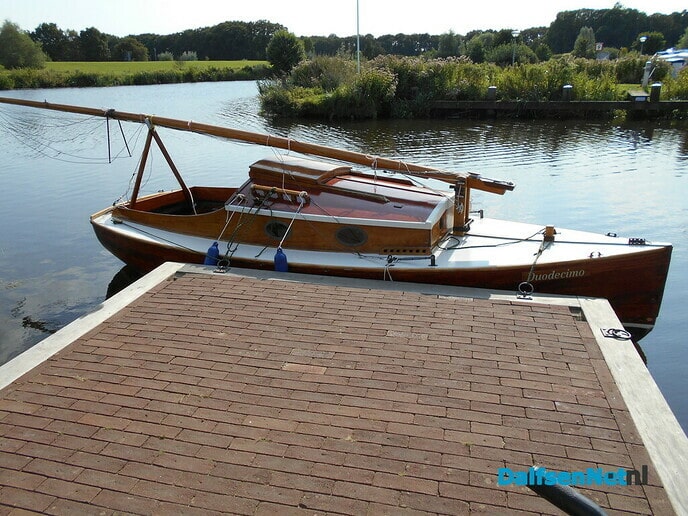 Boot(je) van 1930 wordt uit water gehaald