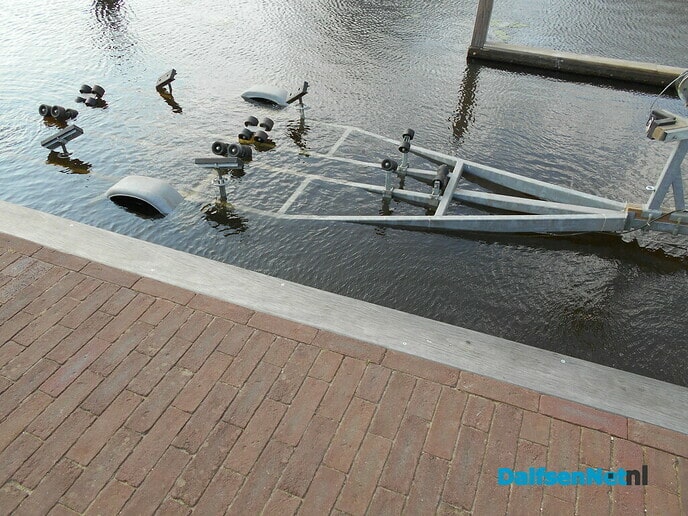 Boot(je) van 1930 wordt uit water gehaald