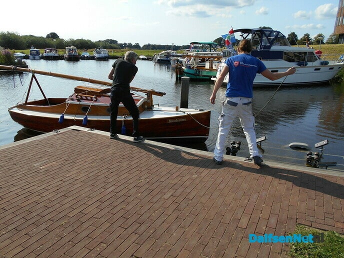 Boot(je) van 1930 wordt uit water gehaald