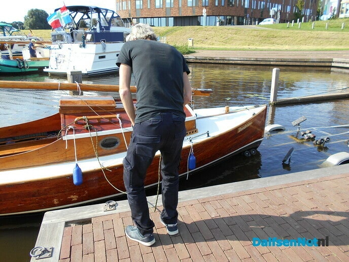 Boot(je) van 1930 wordt uit water gehaald