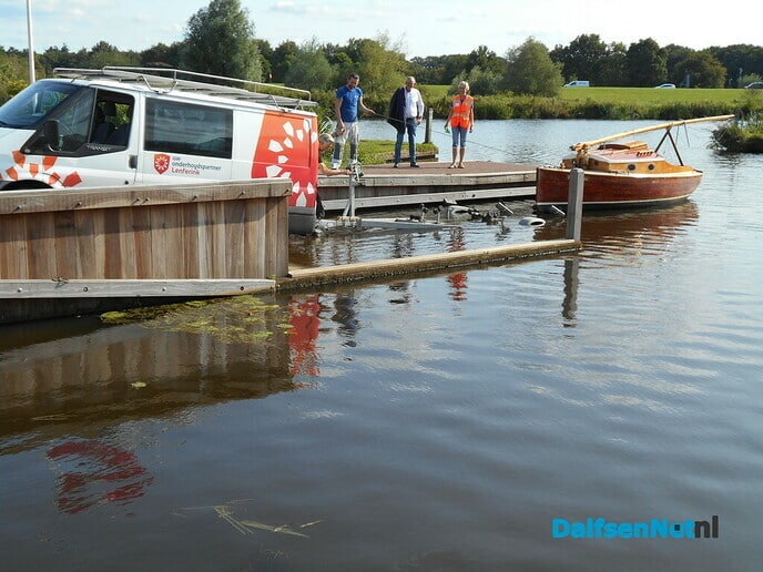 Boot(je) van 1930 wordt uit water gehaald