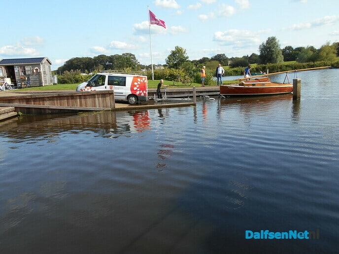 Boot(je) van 1930 wordt uit water gehaald