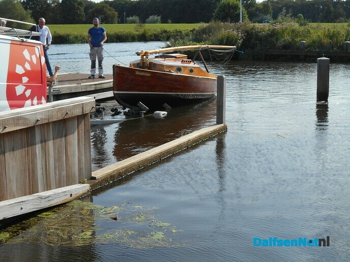 Boot(je) van 1930 wordt uit water gehaald