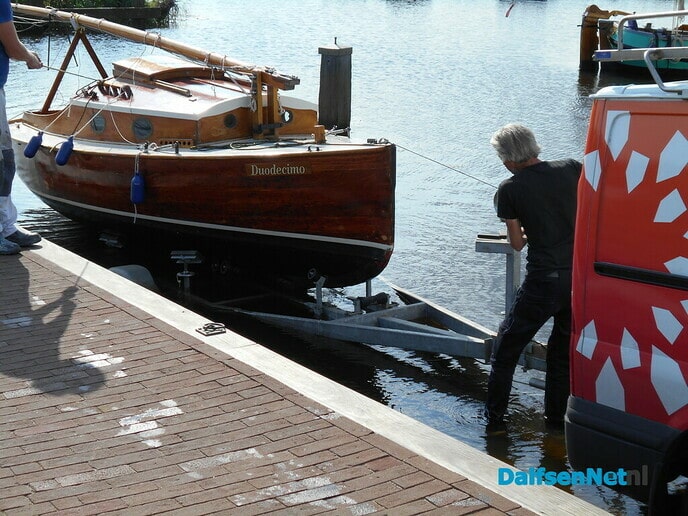 Boot(je) van 1930 wordt uit water gehaald