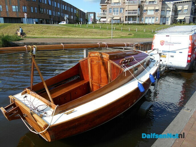Boot(je) van 1930 wordt uit water gehaald