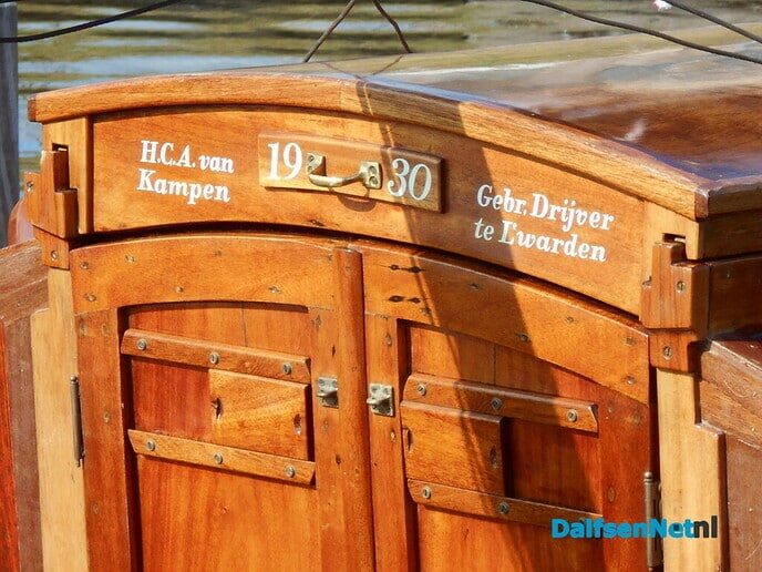 Boot(je) van 1930 wordt uit water gehaald
