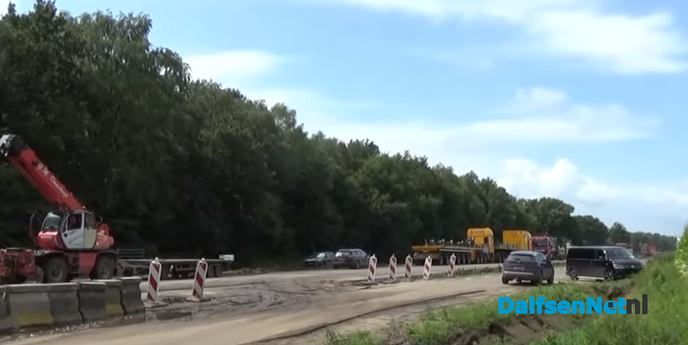 Ellende: zelfs de verkeersregelaars weten de weg niet - Foto: H.G. Foto