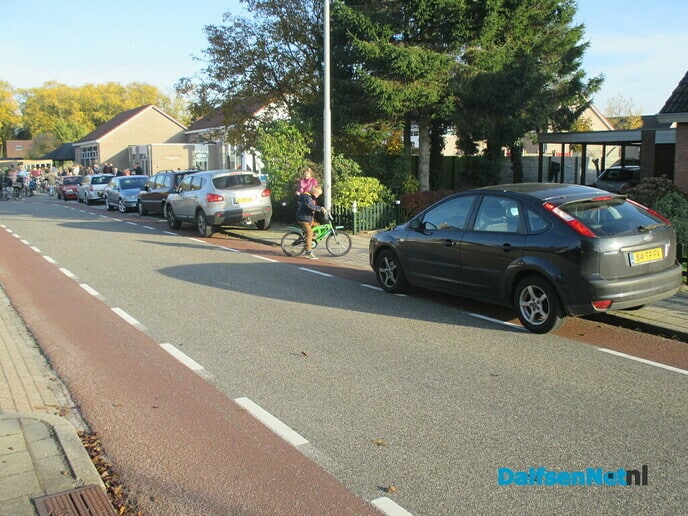 Op de fiets naar school - Foto: Ingezonden foto