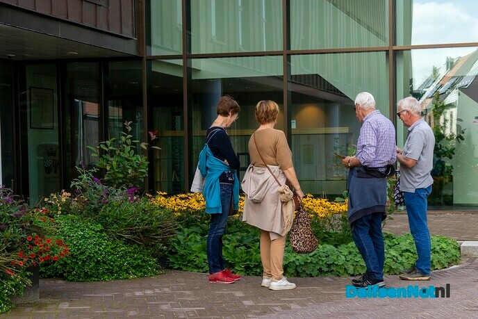 Voorplein gemeentehuis - Foto: Paul Scholten