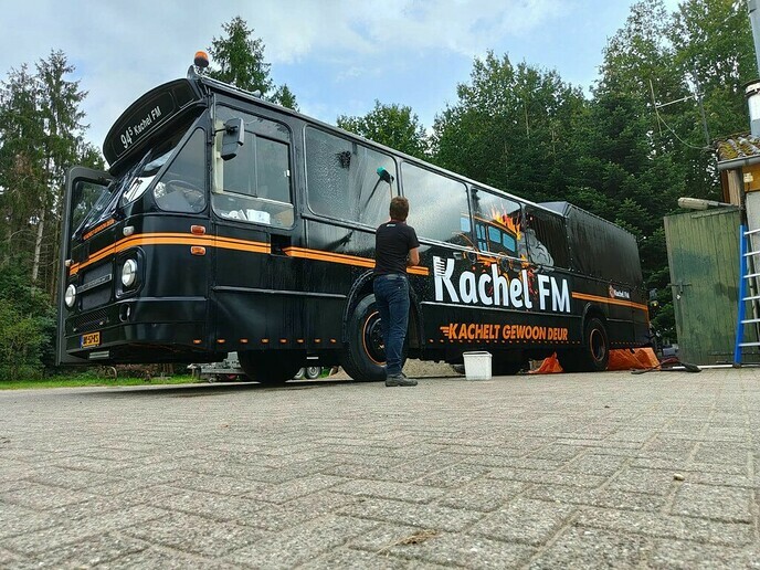 Nieuwe regels te laat – Kachel FM valt in het water – Wel een nieuwe bus tour door de regio