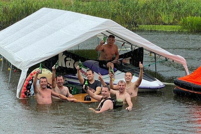 Nieuwe regels te laat – Kachel FM valt in het water – Wel een nieuwe bus tour door de regio