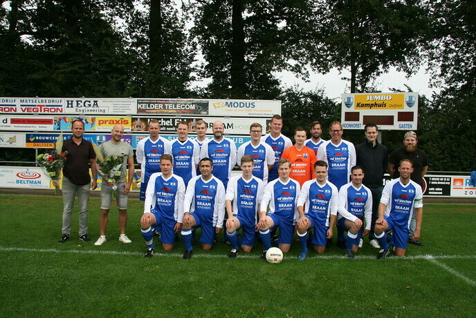 Jonge bloeiende ondernemers sponseren voetbalvereniging - Foto: Ingezonden foto