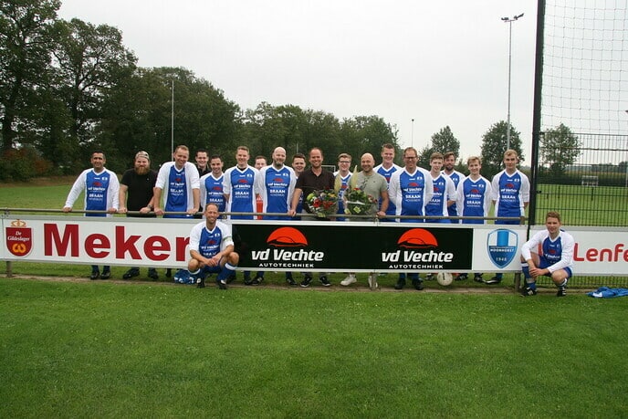 Jonge bloeiende ondernemers sponseren voetbalvereniging - Foto: Ingezonden foto