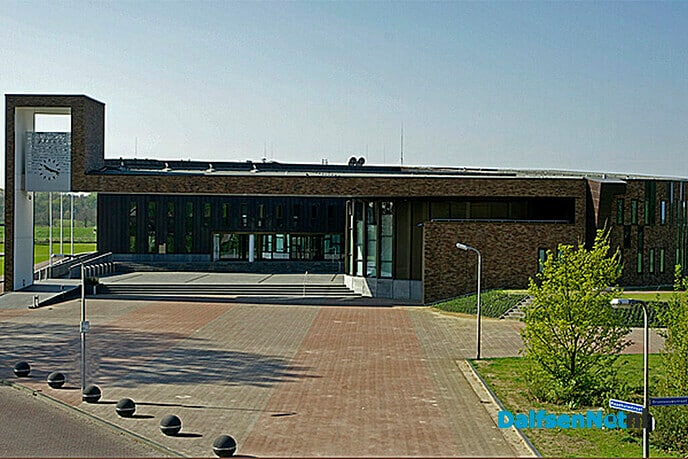 Voorplein gemeentehuis - Foto: Paul Scholten