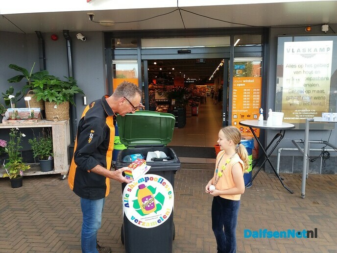 Myla geeft een kadootje! - Foto: Ingezonden foto