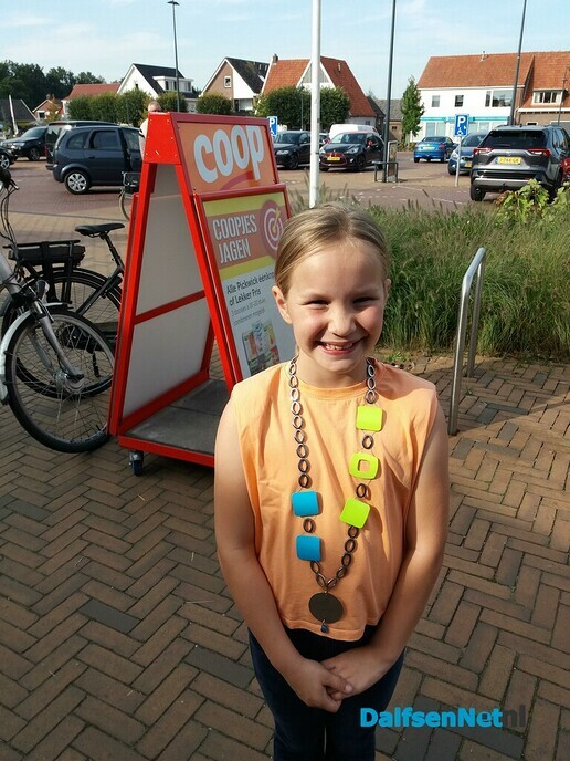 Myla geeft een kadootje! - Foto: Ingezonden foto