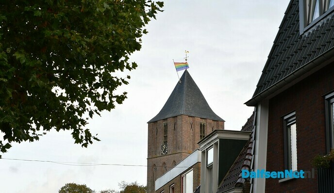 Vandaag wappert de regenboogvlag in Dalfsen - Foto: Johan Bokma