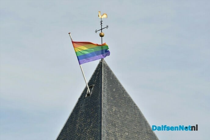Vandaag wappert de regenboogvlag in Dalfsen - Foto: Johan Bokma