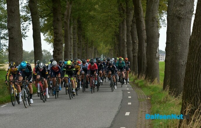 De 61e Ster van Zwolle over de Rechterensedijk Dalfsen - Foto: Johan Bokma