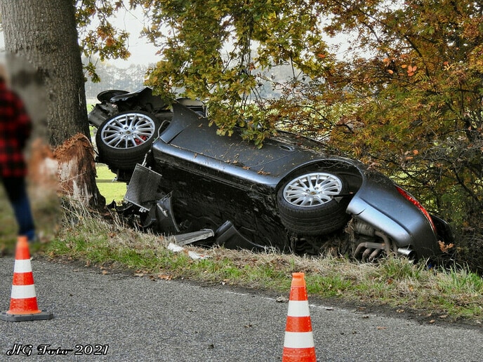 Porsche volledig in puin aan de Dommelerdijk.
