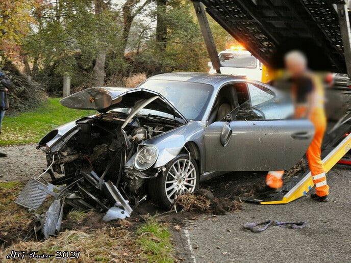 Porsche volledig in puin aan de Dommelerdijk.