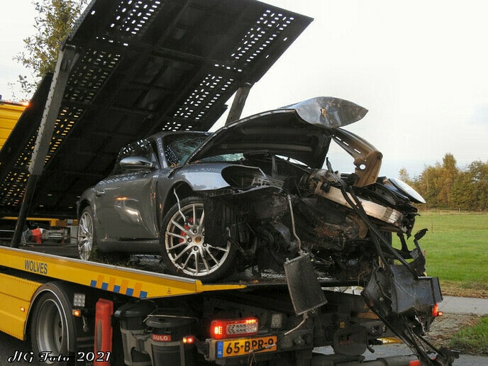 Porsche volledig in puin aan de Dommelerdijk.