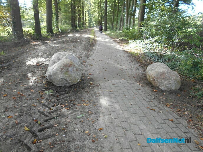 Keien bij de ingang van de Papenallee