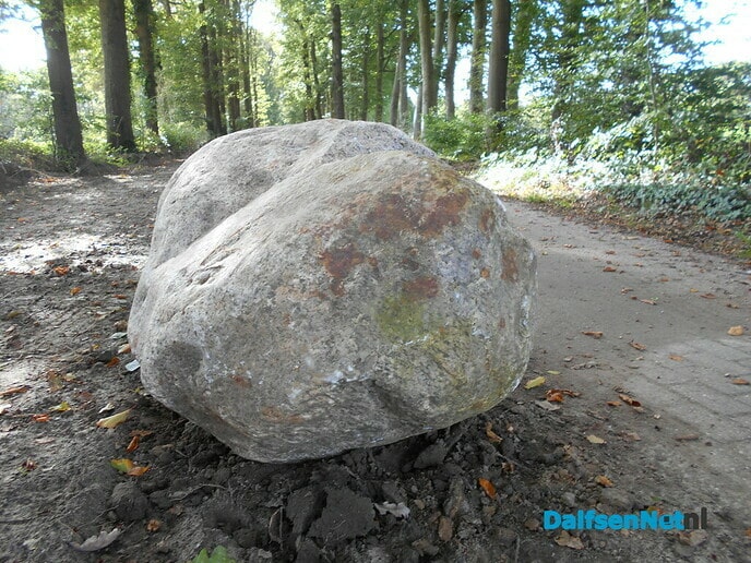 Keien bij de ingang van de Papenallee