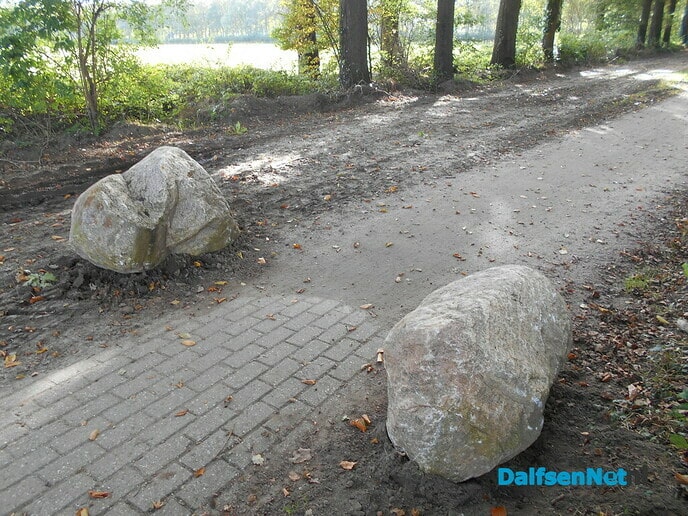 Keien bij de ingang van de Papenallee