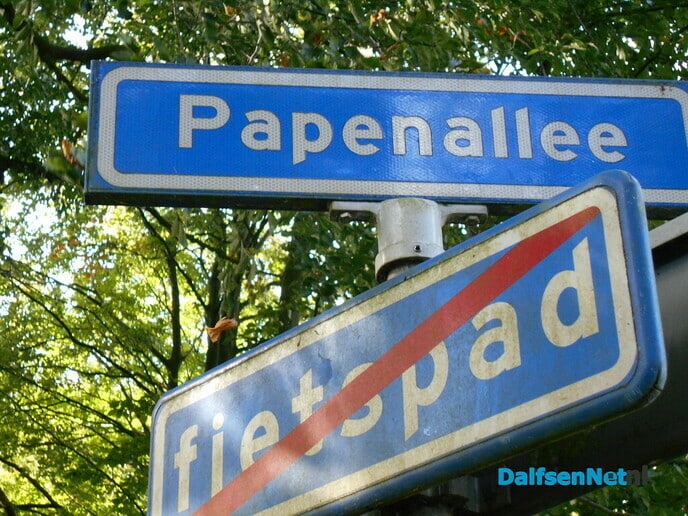 Keien bij de ingang van de Papenallee