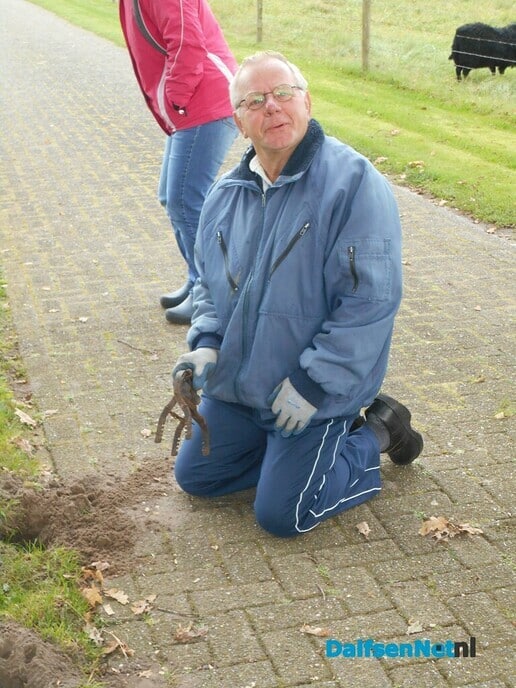 Hij is echt niet aan het bidden