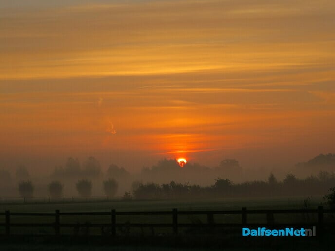 Opkomende zon en plaatselijk vorst - Foto: Wim