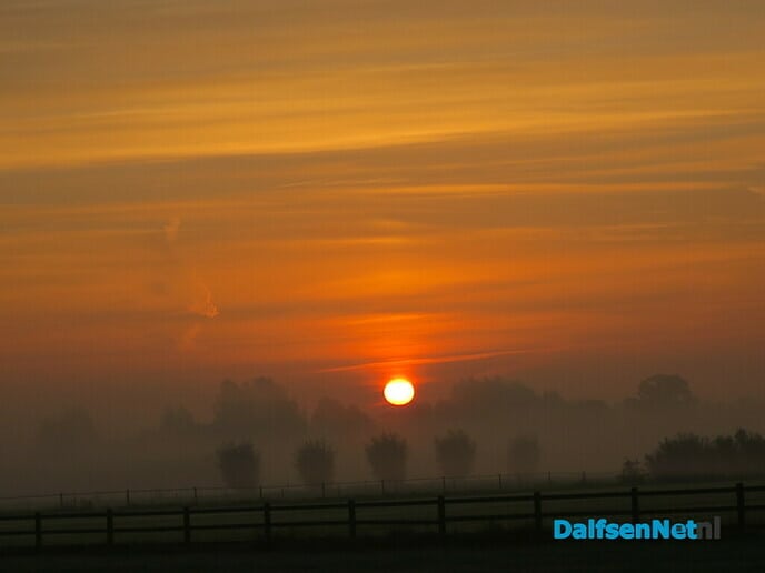 Opkomende zon en plaatselijk vorst - Foto: Wim