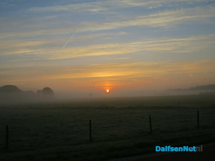 Opkomende zon en plaatselijk vorst - Foto: Wim